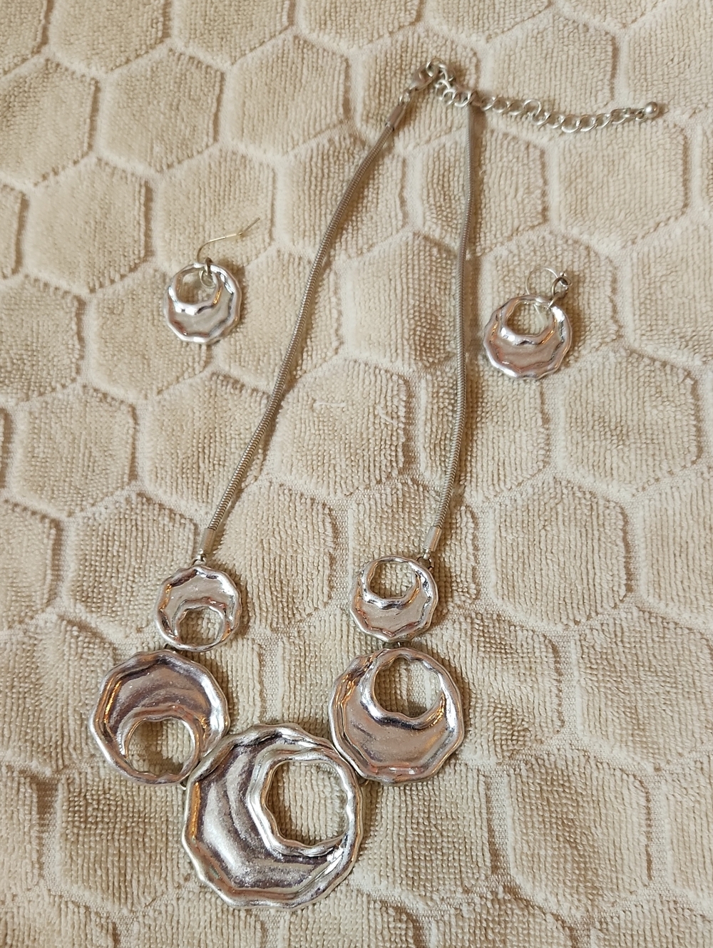 Source Unknown Shiny Silver Layered Circle Necklace & Earring Set